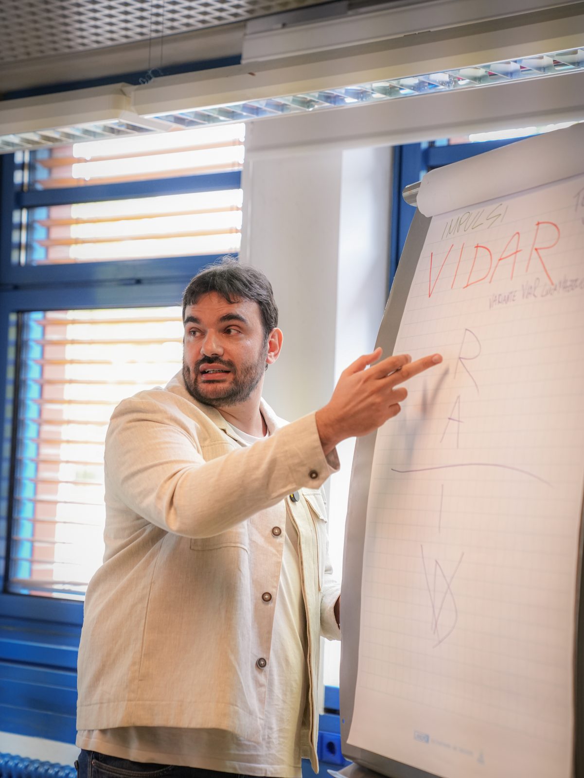 Donato in azione alla lavagna durante l’evento Resto o Vado