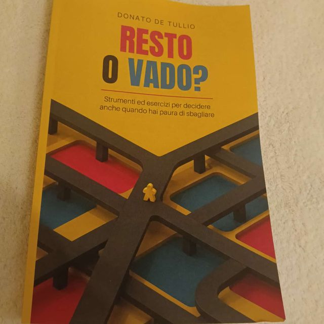 Foto dei lettori con il libro Resto o Vado?