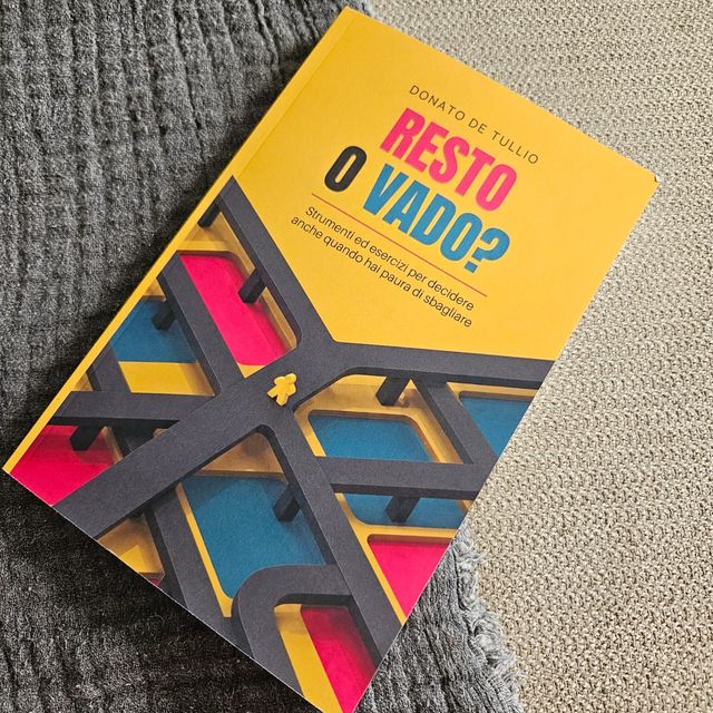 Foto dei lettori con il libro Resto o Vado?