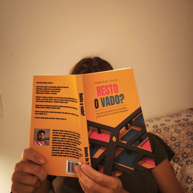 Foto dei lettori con il libro Resto o Vado?