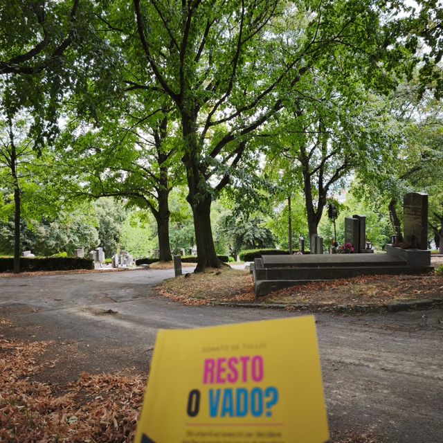 Foto dei lettori con il libro Resto o Vado?