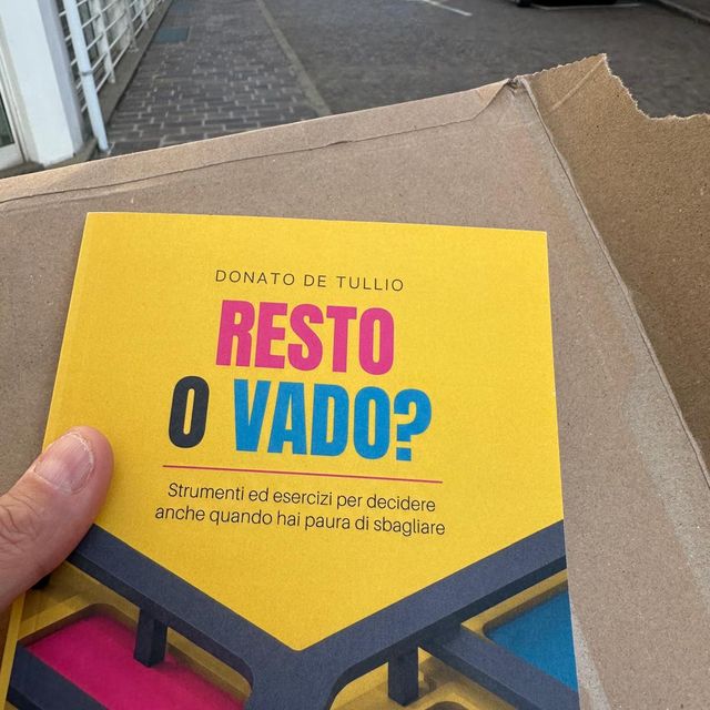 Foto dei lettori con il libro Resto o Vado?