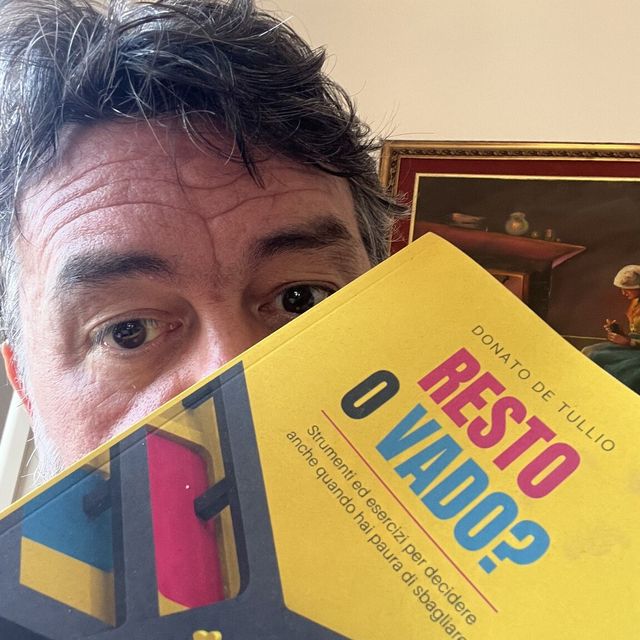Foto dei lettori con il libro Resto o Vado?