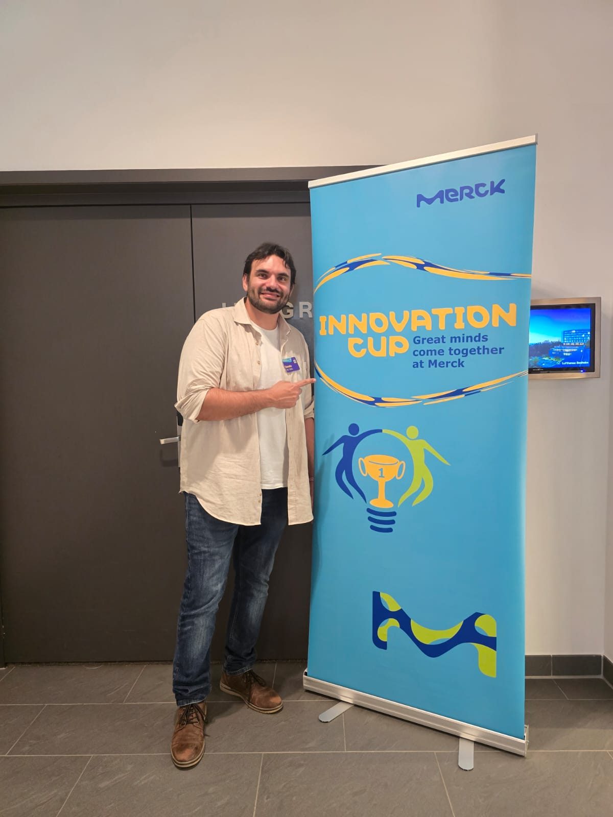 Donato De Tullio accanto al roll-up della Merck Innovation Cup